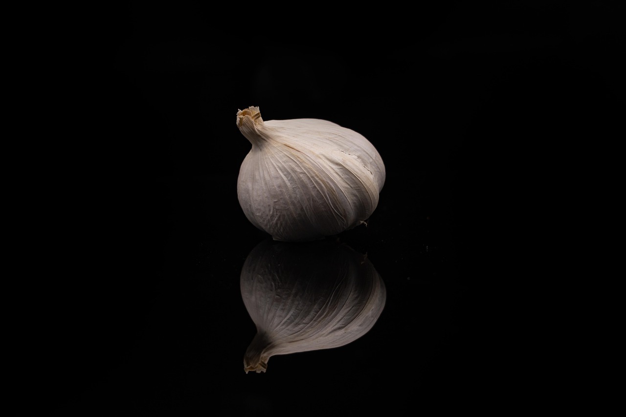 Felgekleurde keukenkastjes naast neutrale muur.