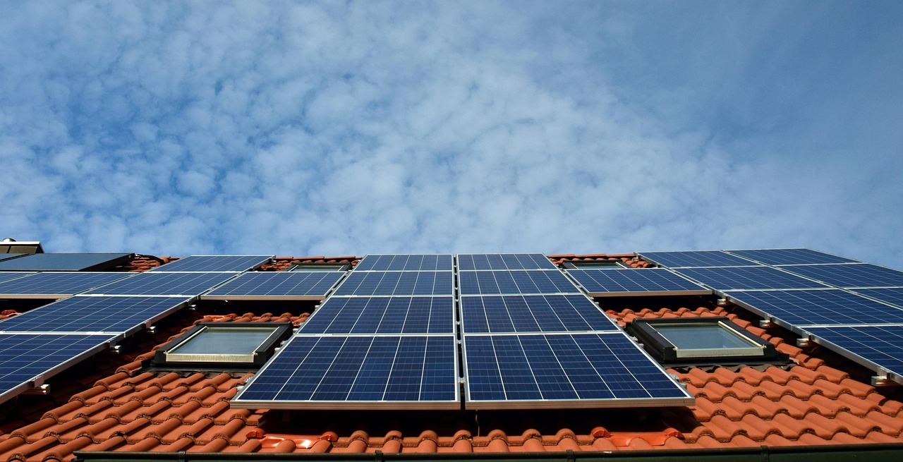 Zonreflecterende dakbedekking voor efficiënte koeling. Zonreflecterende dakbedekking voor efficiënte koeling.