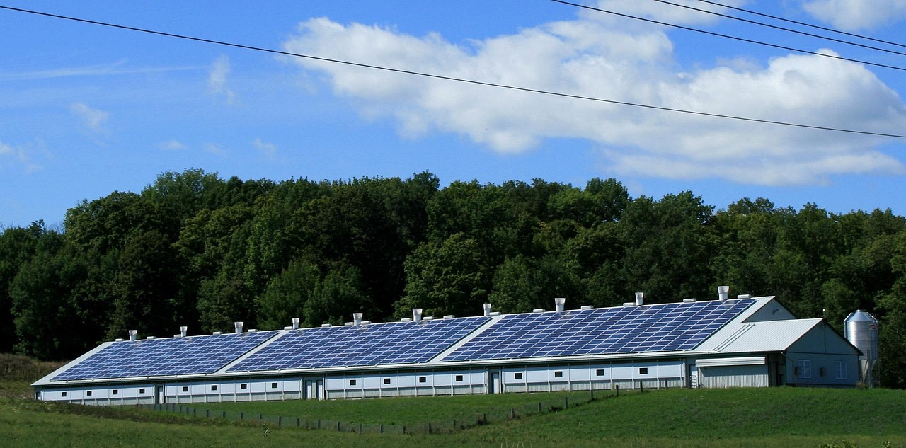 Zonnepanelen geïntegreerd in moderne dakbedekking. Zonnepanelen geïntegreerd in moderne dakbedekking.
