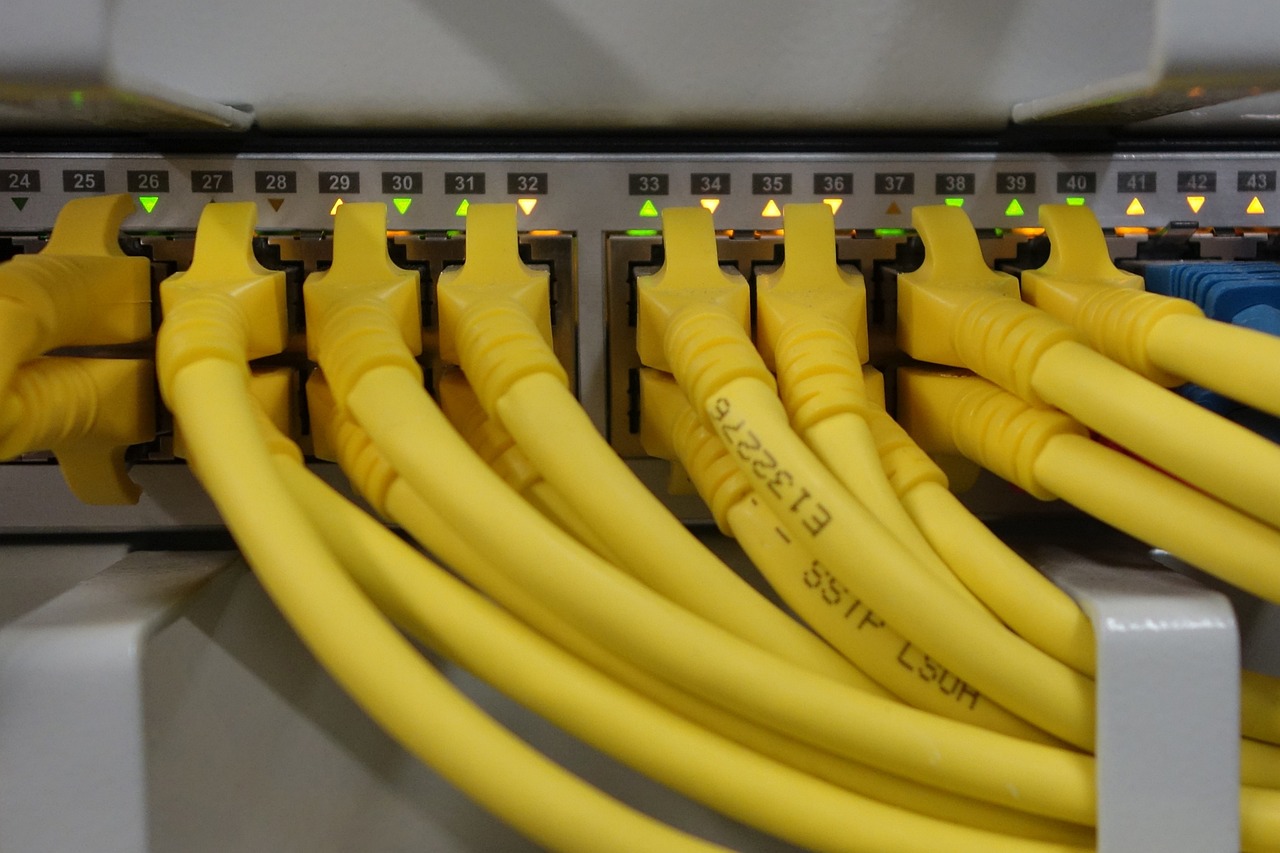 Ongestructureerde kabels achter tv-meubel thuis.